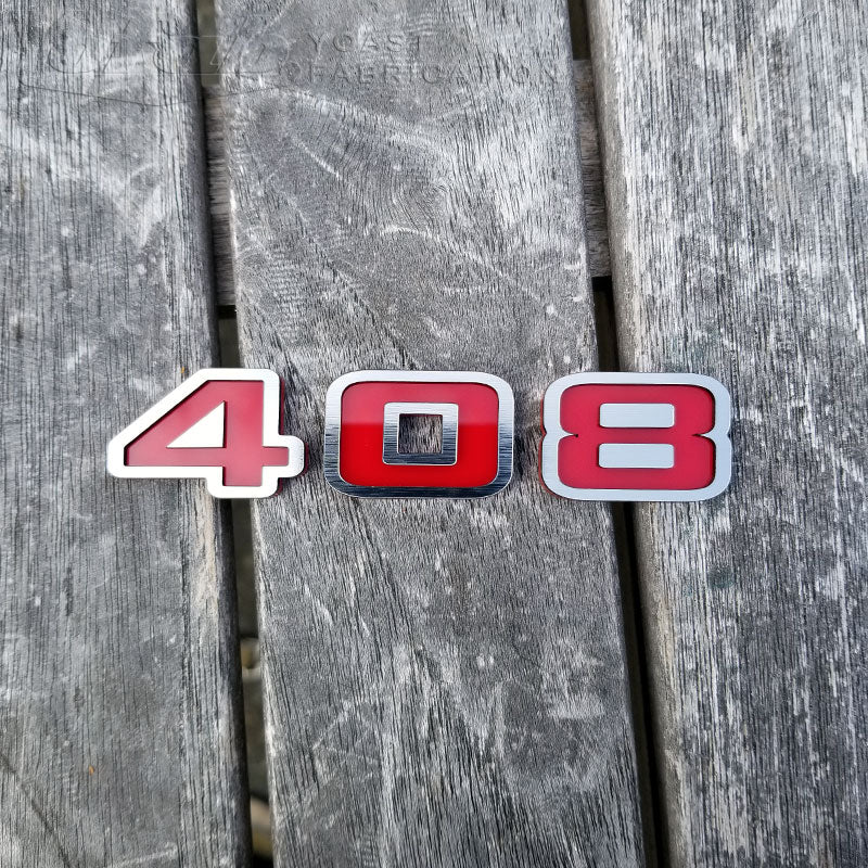 Gebürsteter Edelstahl und rotes 408-Emblem
