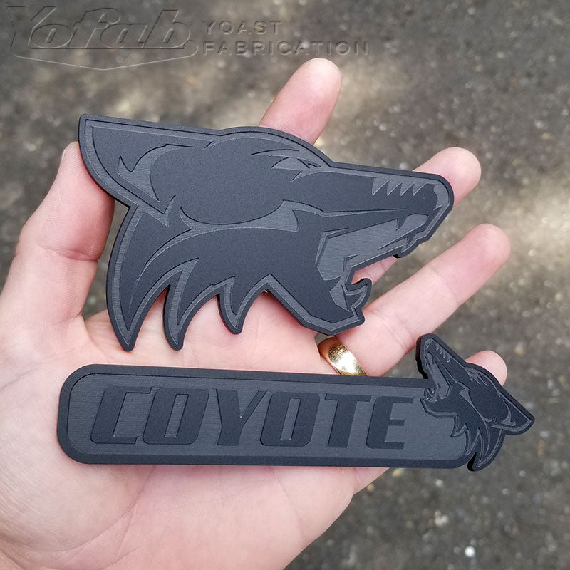 Mattschwarze Coyote-Embleme