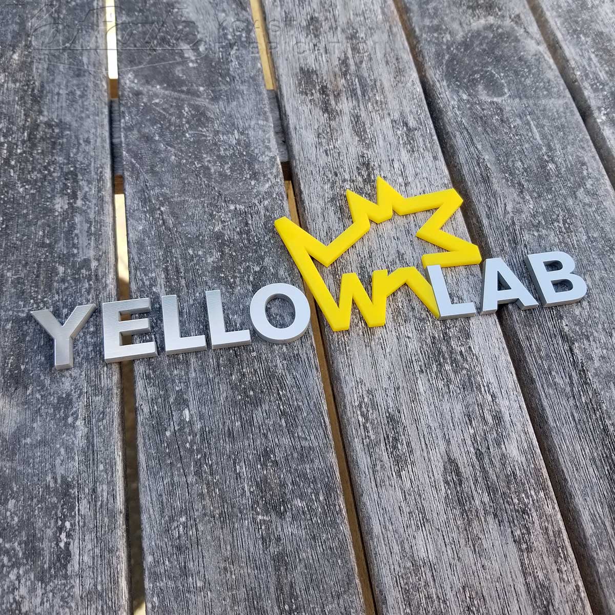 Emblème du laboratoire jaune