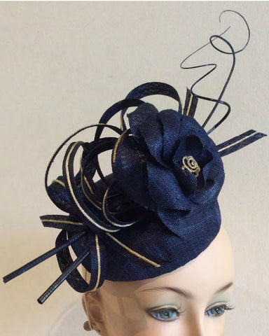 A fascinator hat made from pinokpok