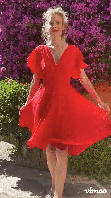 EVA rouge - Uitlopende vloeiende rode jurk met gekruiste halslijn –  PhalaenopsisParis