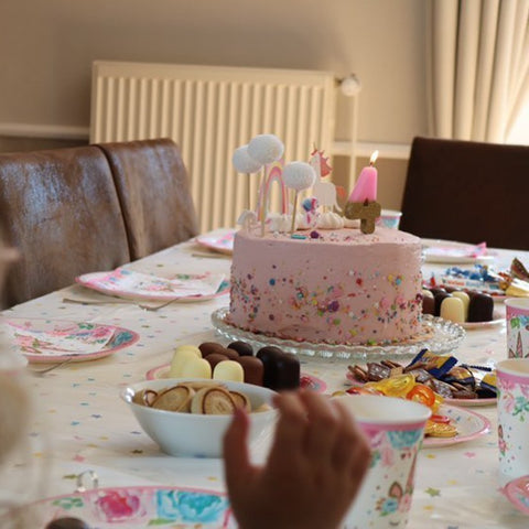 Einhorn Kuchen auf Geburtstagstisch