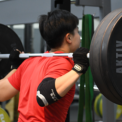 Member of the dragons team working out with the wavewear elbow sleeve