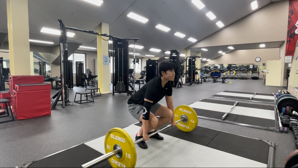Park Ah Young in the gym doing some barbell weight lifting