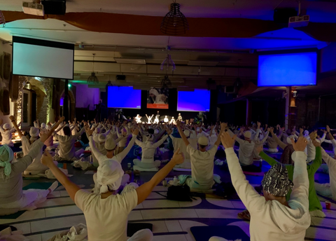 Aquarian Sadhana tijdens het kundalini yoga festival NL