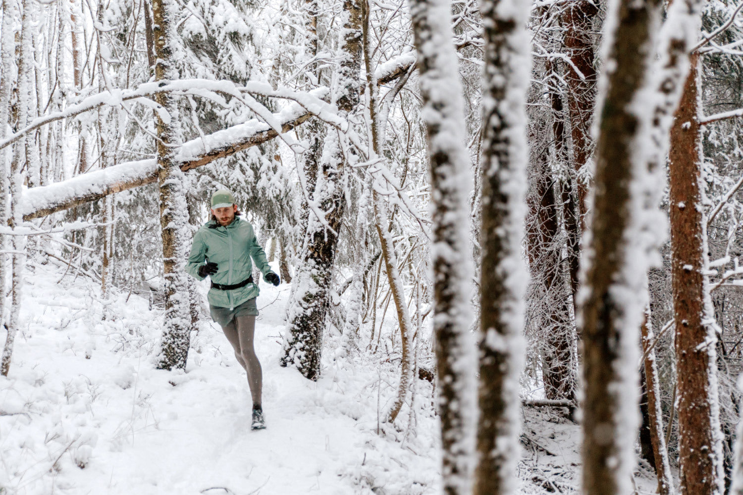 Patrick Stangbye running in the snow