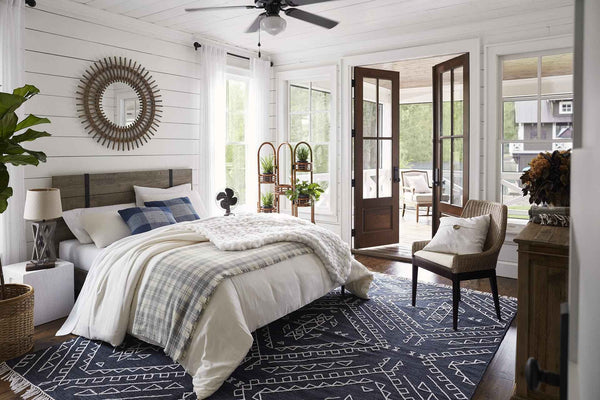 Cool lake house bedroom ideas to complete your lakeside retreat