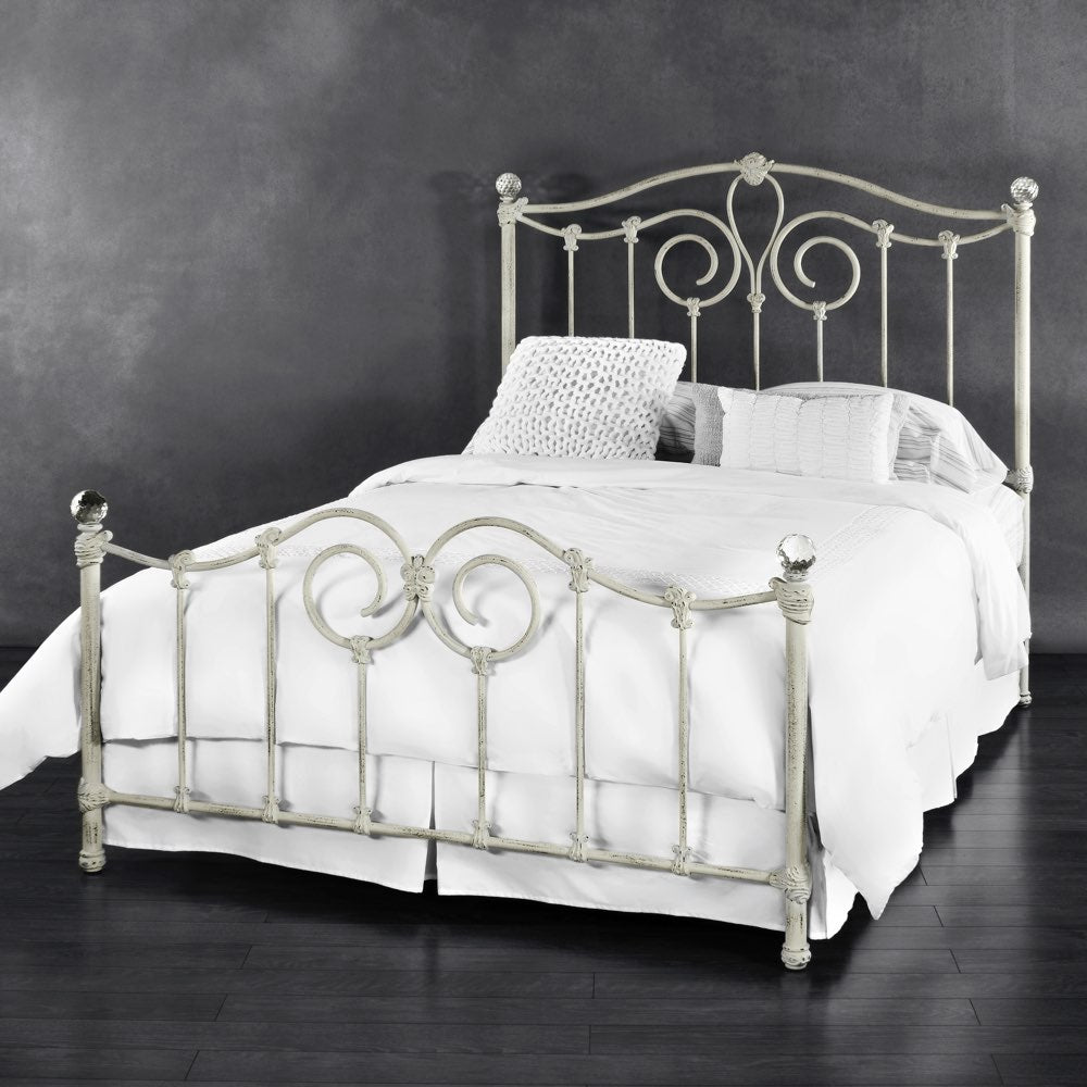кровать с металлической спинкой белая