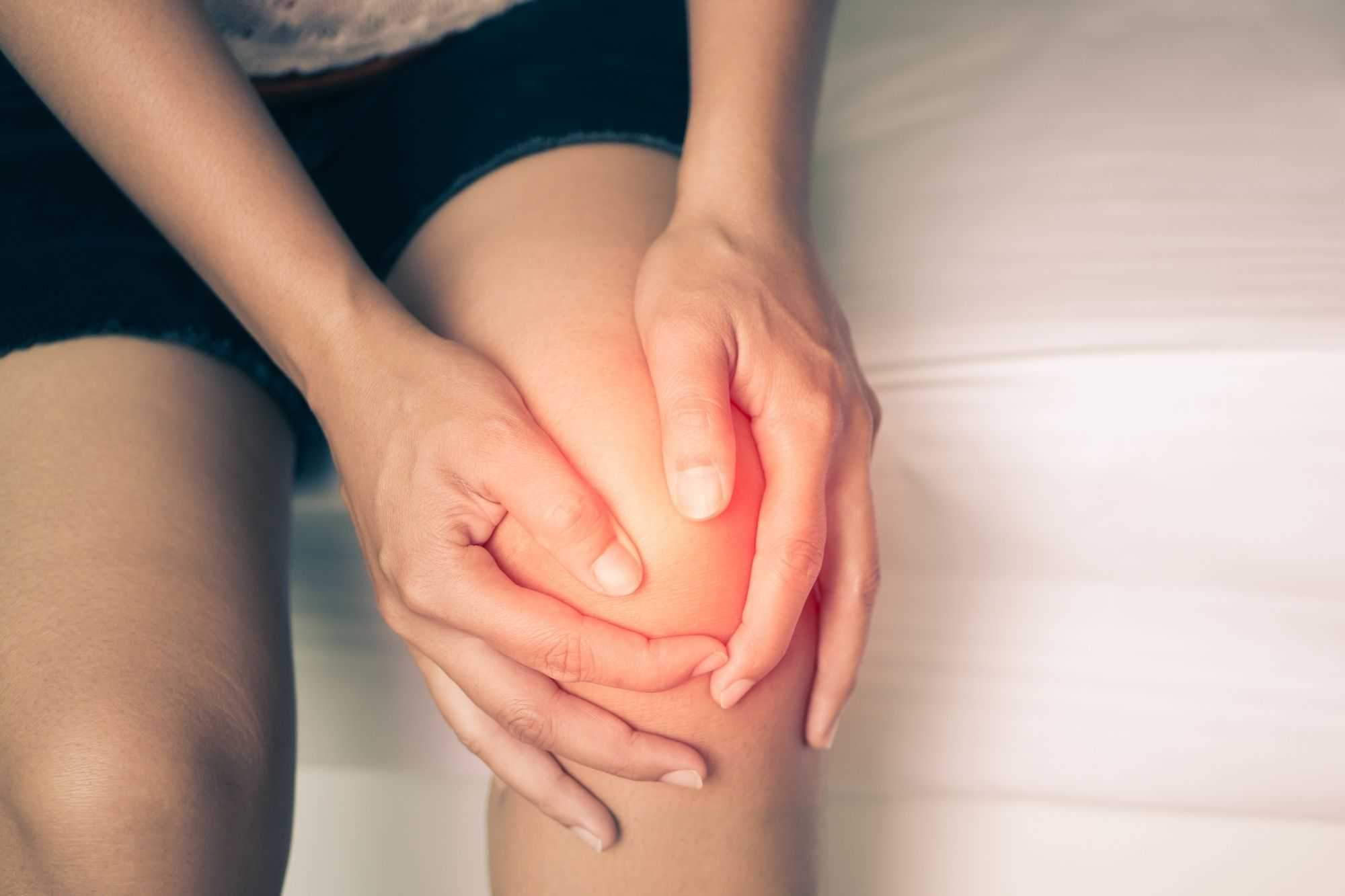 Douleur soudaine au genou : causes possibles, symptômes et ...