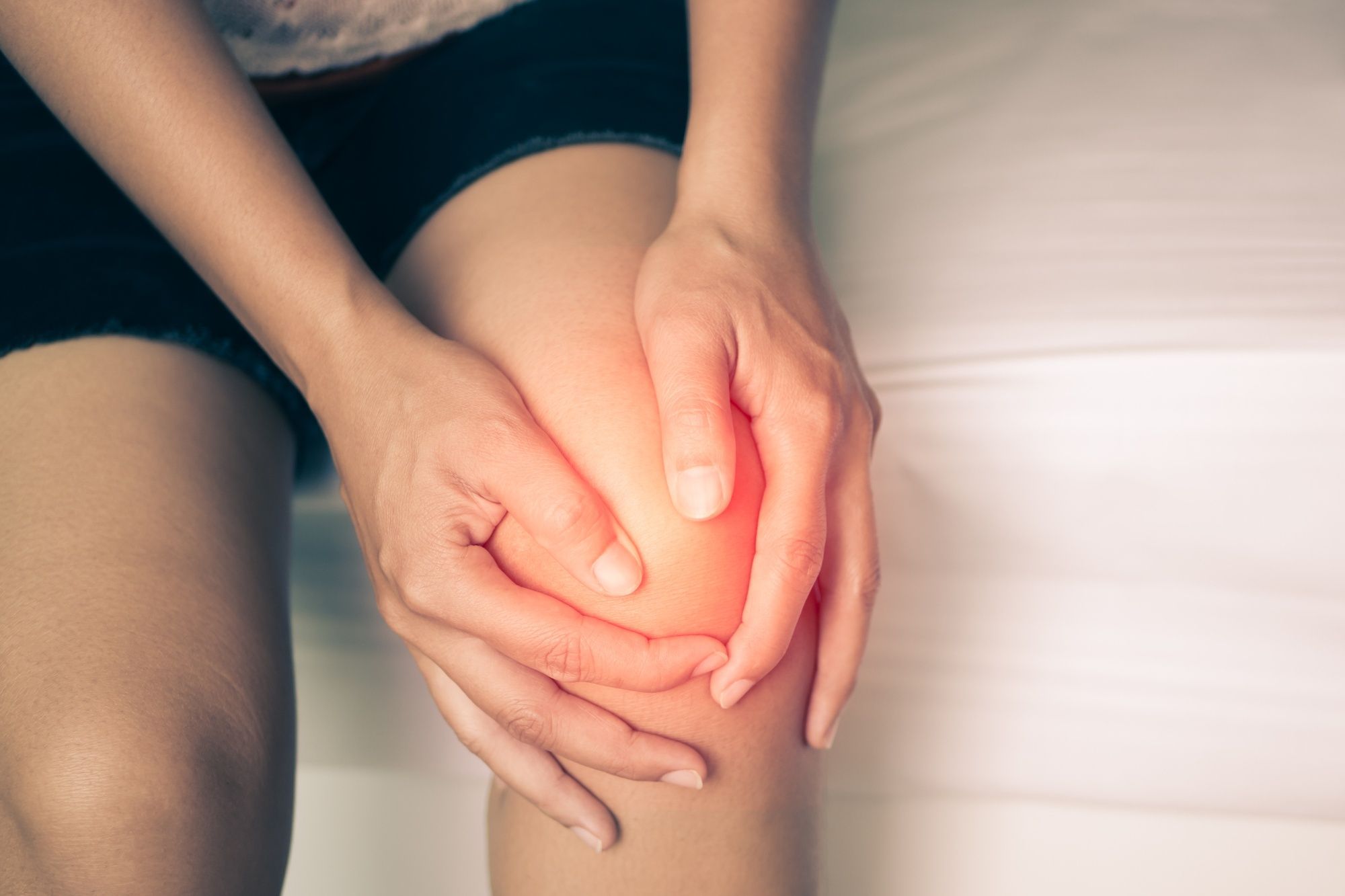 Douleur brûlante aux genoux : symptômes, causes et traitement ...