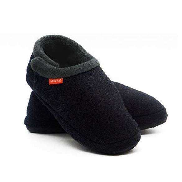 closed slippers