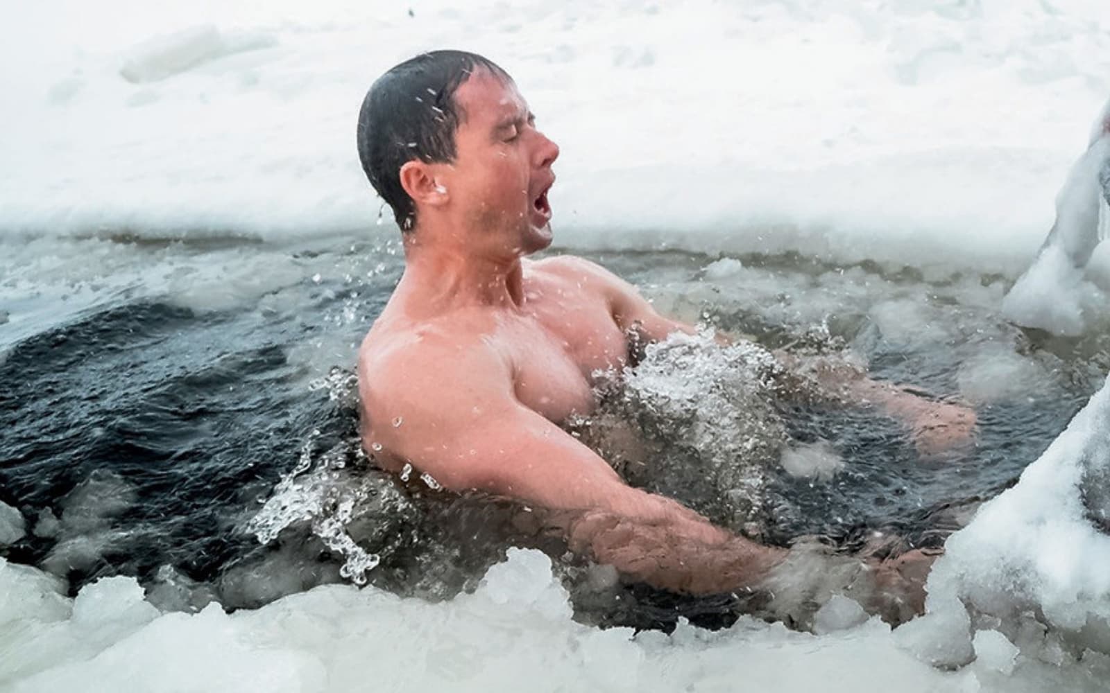 После холодной воды болит. Обливание после бани. Обливание холодной водой. После бани в ледяную воду.