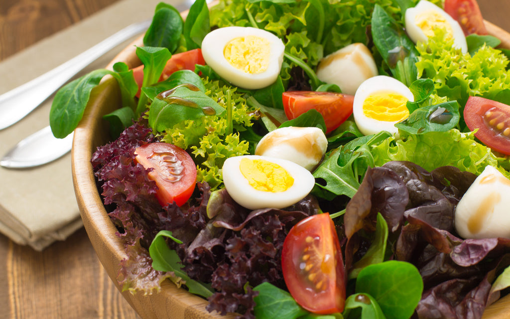 vegetarian keto diet: Bowl of mixed green salad with eggs and tomatoes