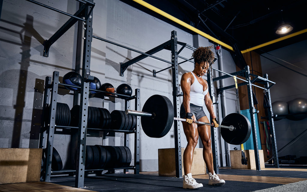 how long does it take to get into ketosis: Woman lifting weights at the gym