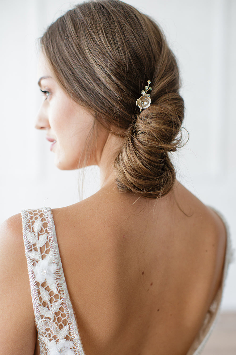 https://cdn.shopify.com/s/files/1/0075/9555/6982/files/how_to_choose_the_right_bridal_hair_accessory_1.jpg?7405044932180402369