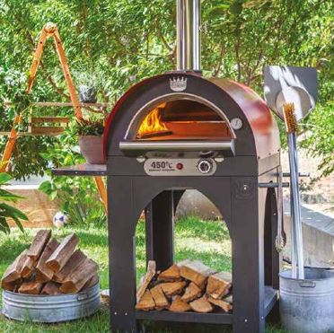 clementi_Pulcinella _pizza_oven_closed with flame and wood_outdoors