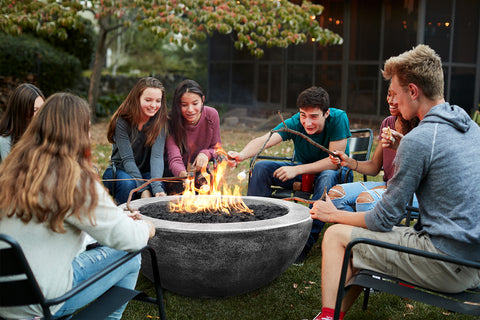 sitting around fire bowl moderno 4