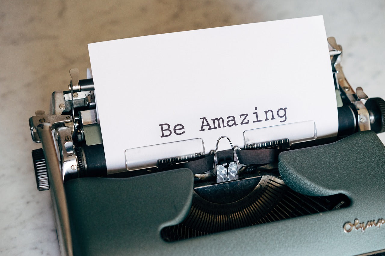 Typewriter with the words "Be amazing" on a paper