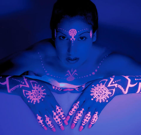 tatuaje fluorescente de luz negra