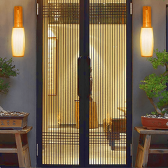 Luminaria de bambú colocada en la entrada de una casa