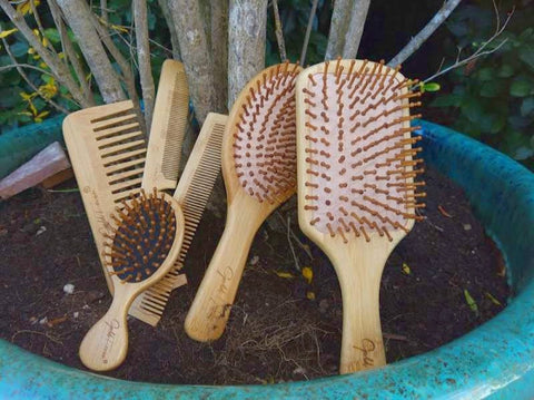 Spazzola per capelli in legno di Bambù con denti lunghi- Vegan - Plastic  Free - VirtueBrush - Mangrovia