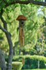 Carillon en bois de bambou accroché à un arbre dans un jardin 