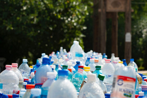 Botellas de agua de bambú versus botellas de plástico