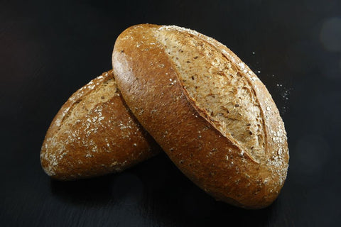 2 pagnotte di pane dorato croccante