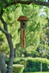 Campanello in legno di bambù naturale in un giardino