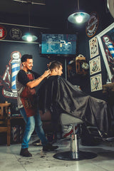 Caballero barbero experto en el manejo de la navaja de barberia