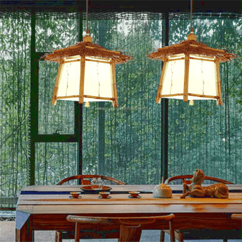 2 lampadari pendenti in bambù e rattan illuminano una sala da pranzo