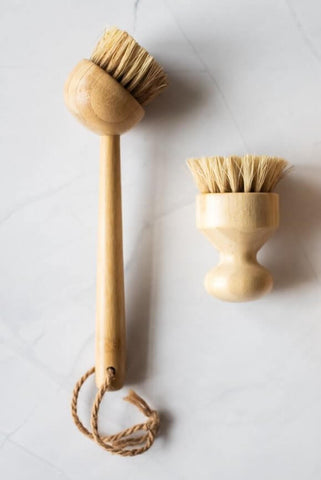 Juego de cepillos para platos de madera de bambú. Un cepillo con mango y el otro manual
