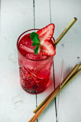 Cocktail de fruit rouge avec une paille en bambou