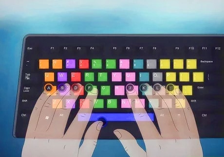 Accelera la tua velocità di battitura con i chip colorati per lavorare su una tastiera in legno di bambù