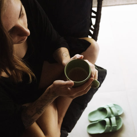 mulher tomando chá