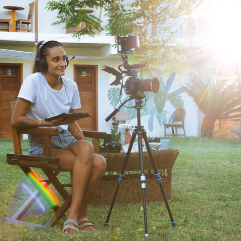 mulher gravando para um documentário