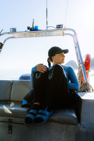 mulher sentada no barco