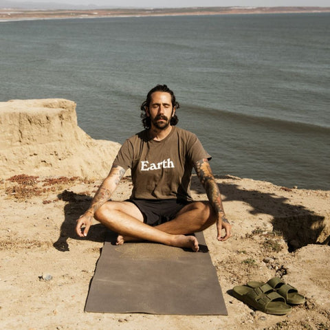 homem sentado meditando