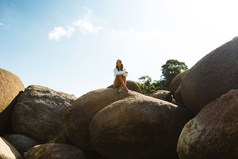 mulher sentada nas pedras