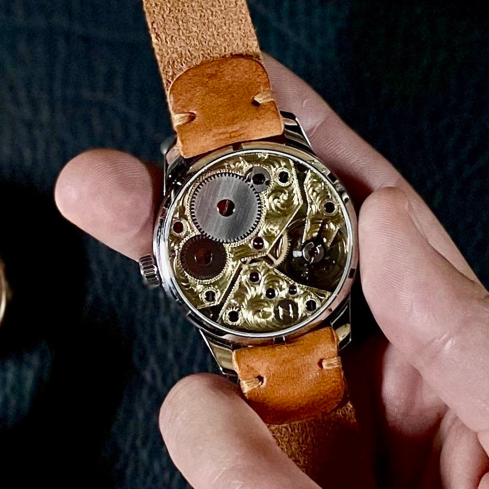 Immagine del retro dell'orologio The Hands of Time che mostra il fondello con display in vetro zaffiro con un bellissimo movimento inciso a mano