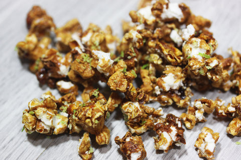 Popcorn met karamel, rum en limoen rasp op een vloer