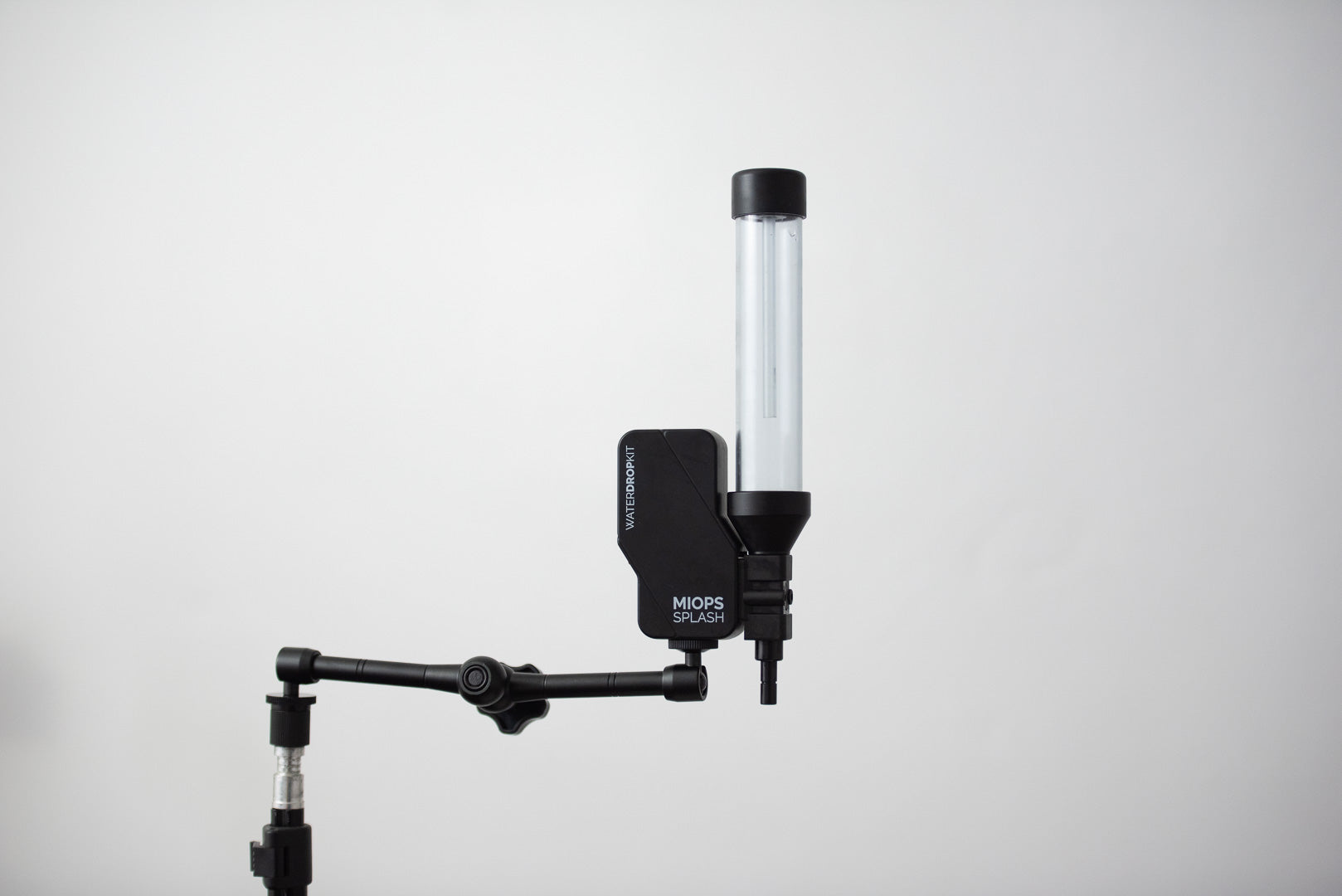 The Splash Water Drop Kit fits to a light stand via the Splash Holder supplied in the box