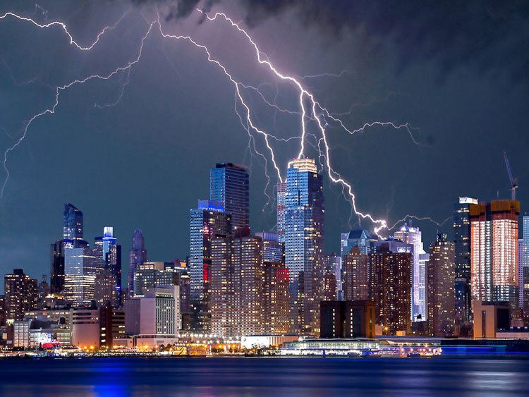 Lightning picture - The big city skyline