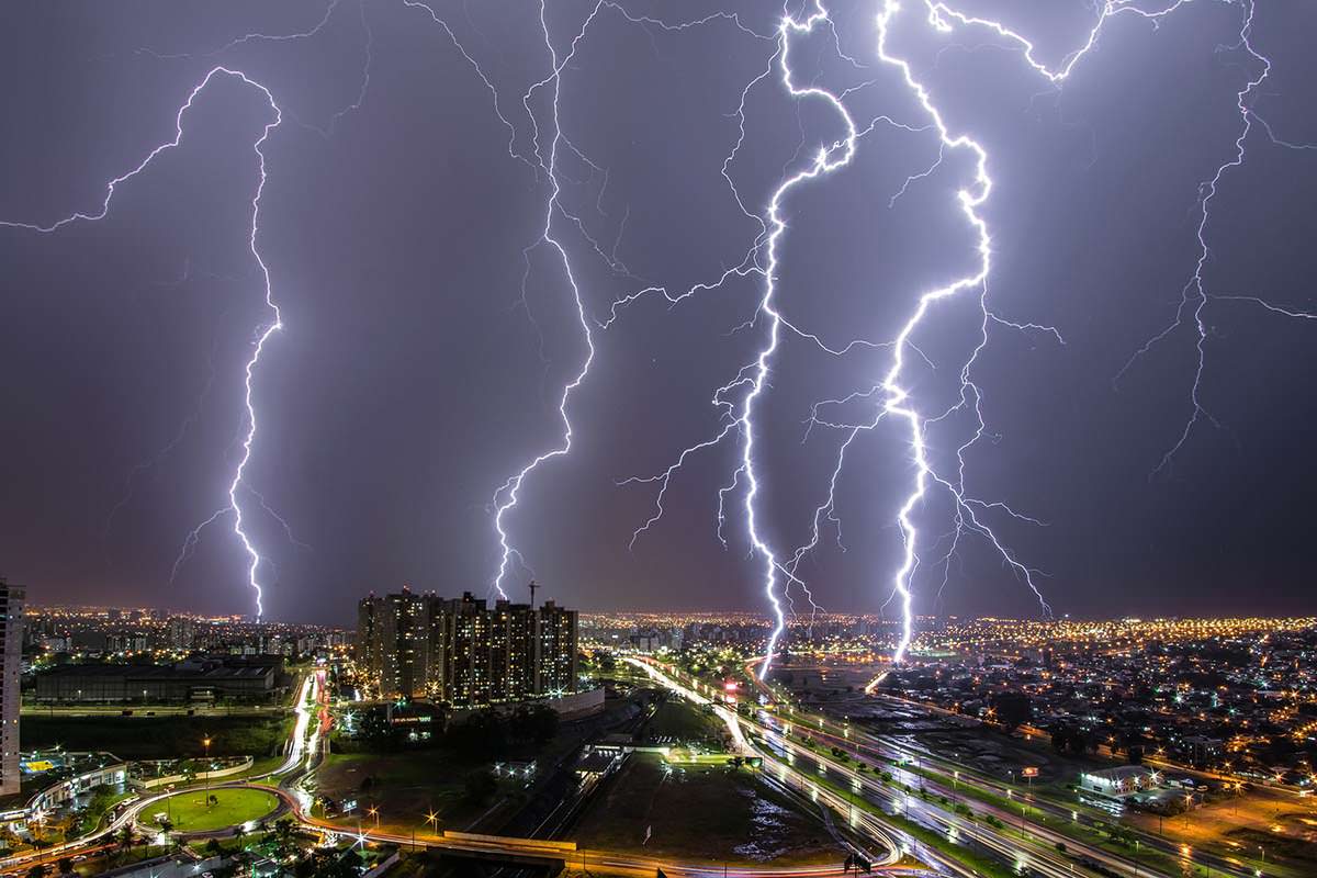 multiple lightning strikes in one picture