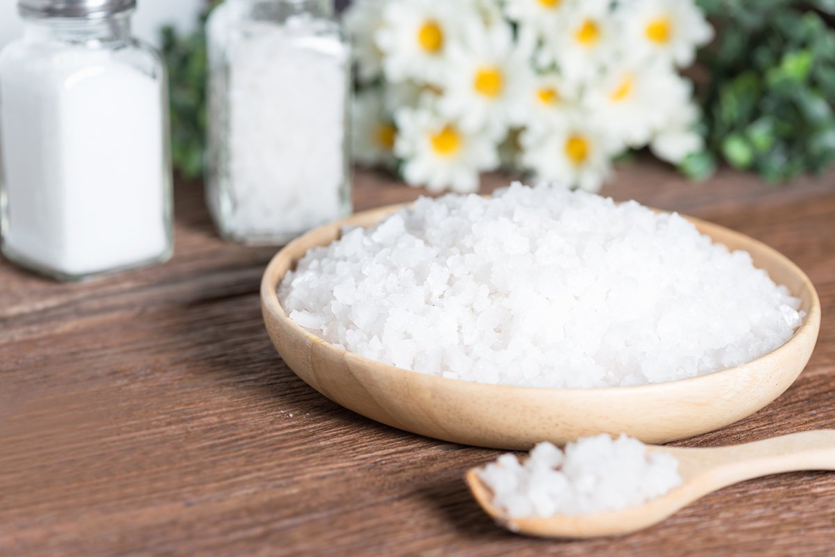 Por qué los baños de sal de Epsom siguen siendo tan populares para las articulaciones y los músculos ...