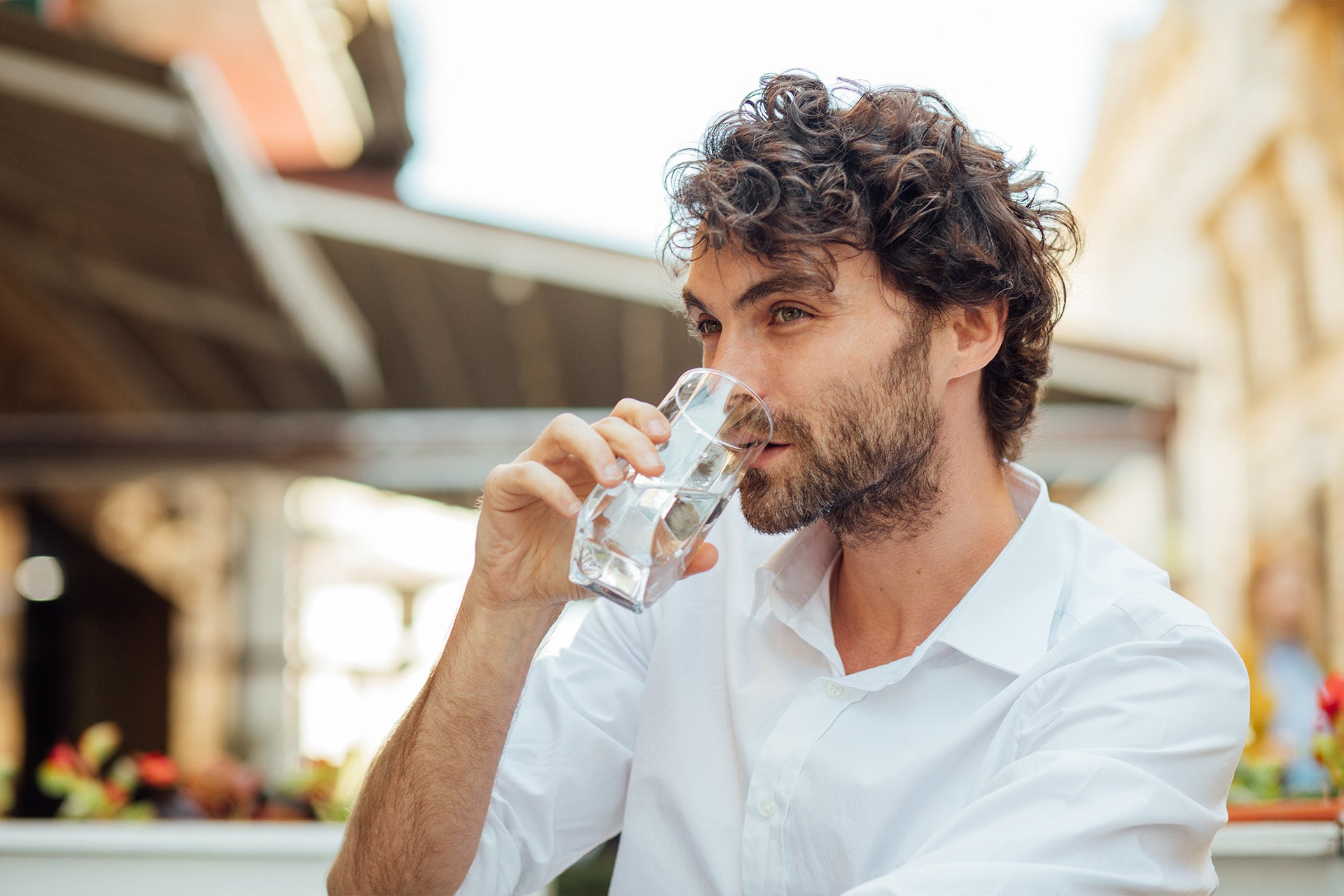 Что принимать мужчинам после 40. Мужчина пьет воду из стакана. Мужчина со стаканом воды. Мужчина пьет из стакана. Мужик пьет воду из стака.