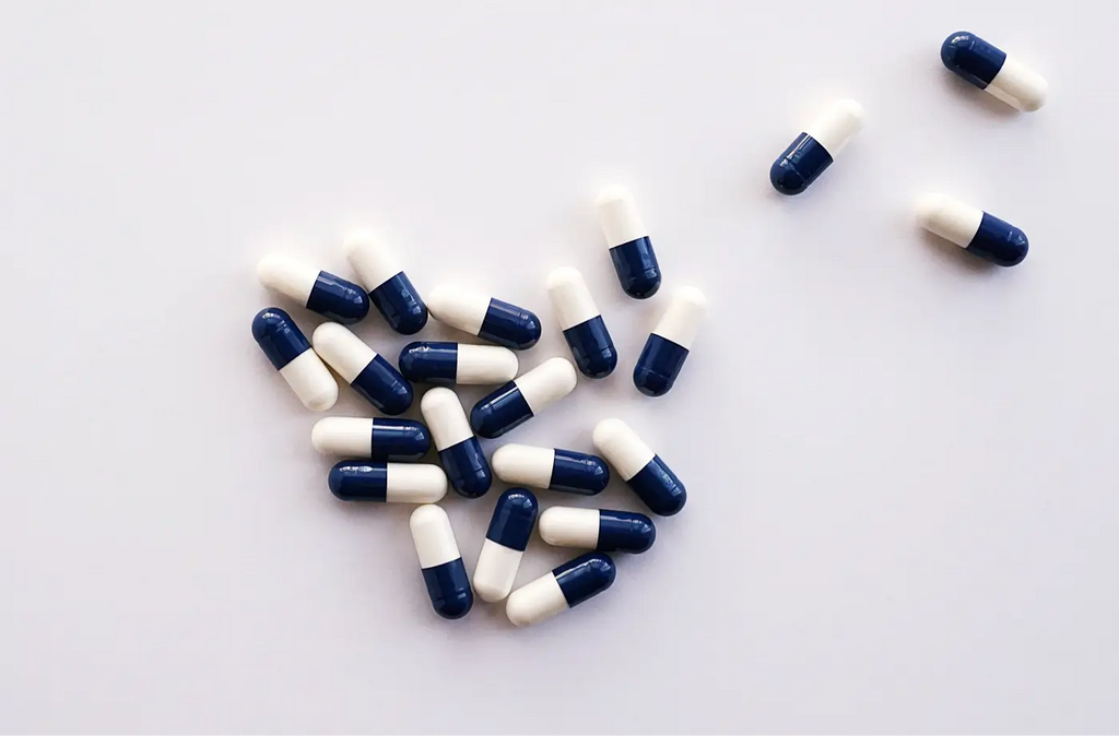 white and blue capsule of anti-allergy medication