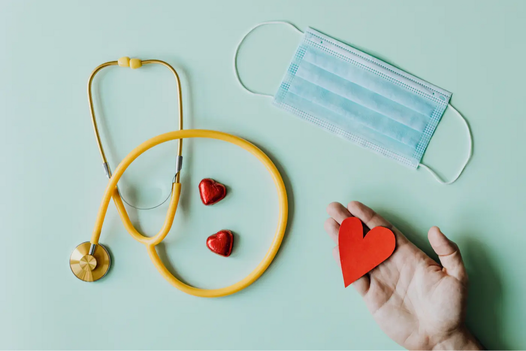 mask and device for listening to the heart on a table