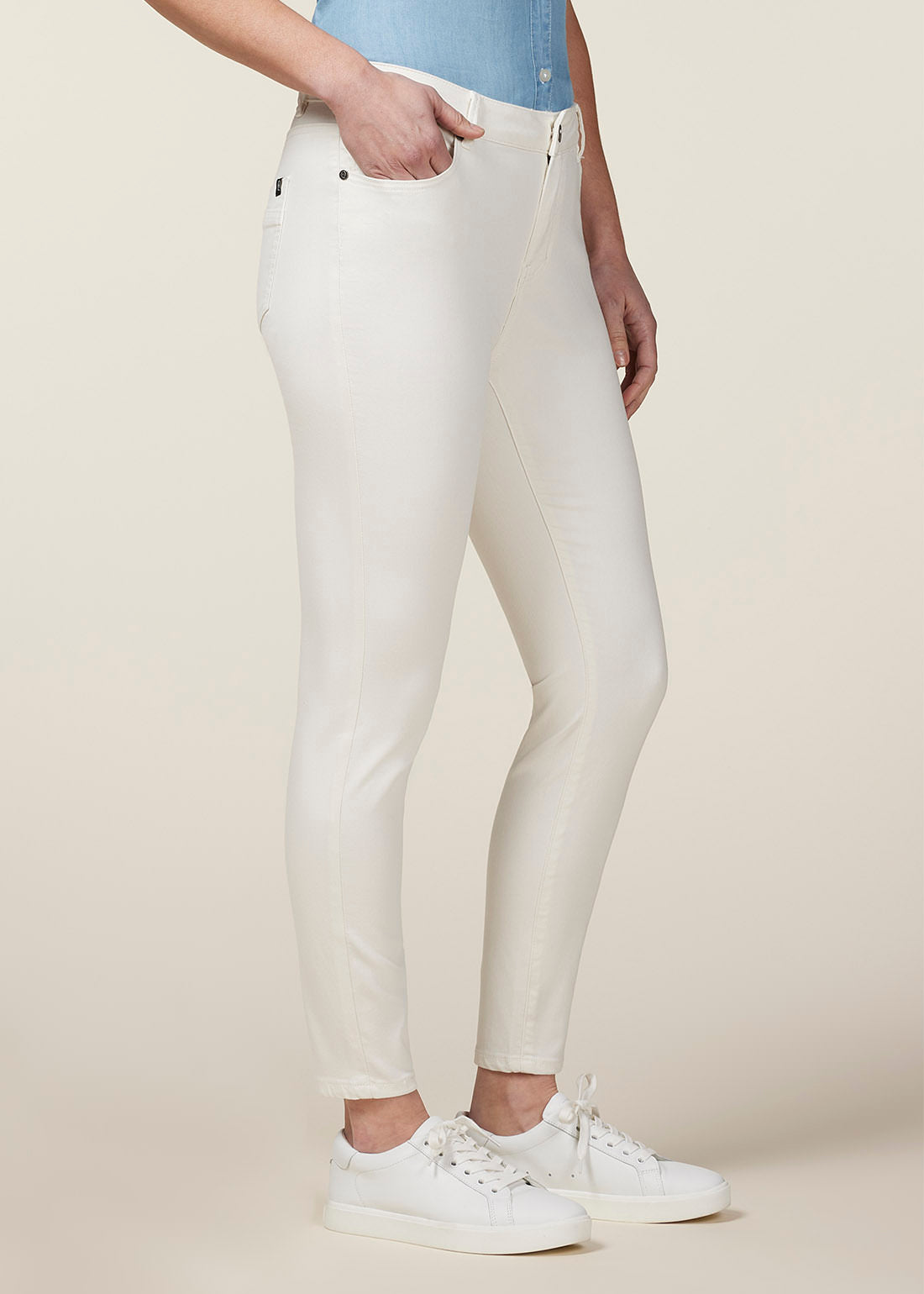 WHITE::variant::In Motion Cropped Pant