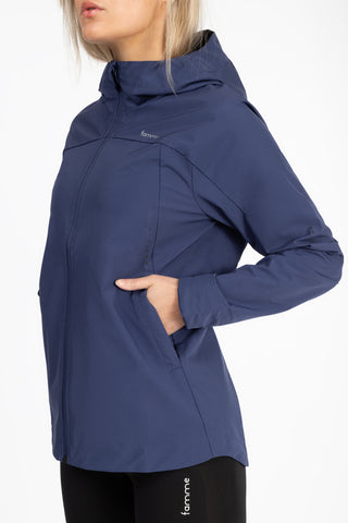 Blaue Regenjacke